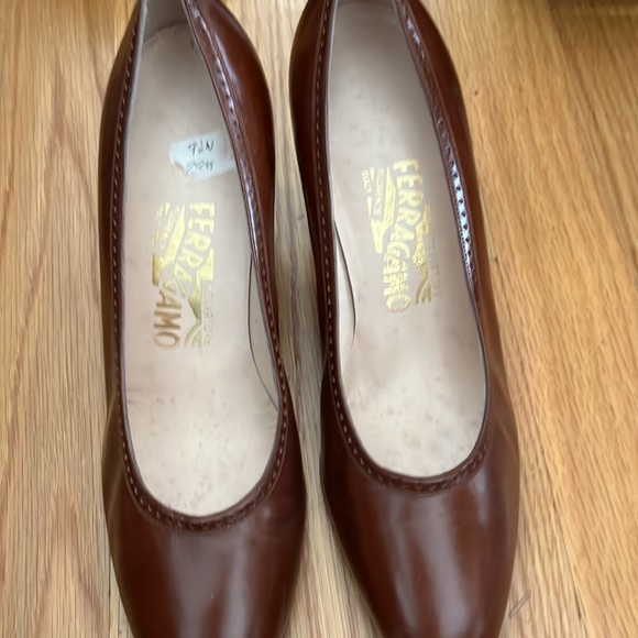Vintage Salvatore Ferragamo Brown Pumps. Size 9 1/2 Narrow
